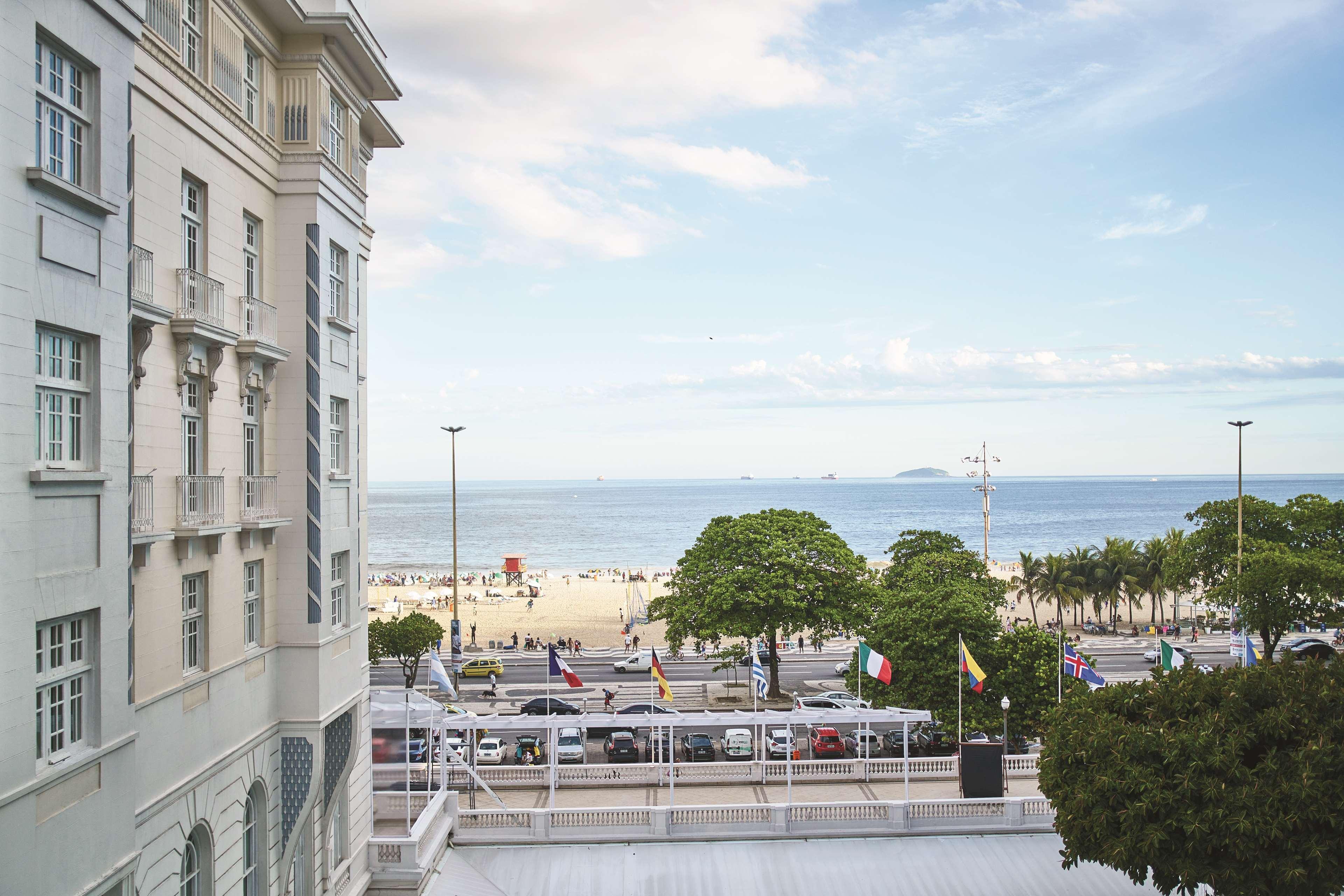 Copacabana Palace, A Belmond Hotel, Ріо-де-Жанейро Екстер'єр фото View of the beach from the hotel
