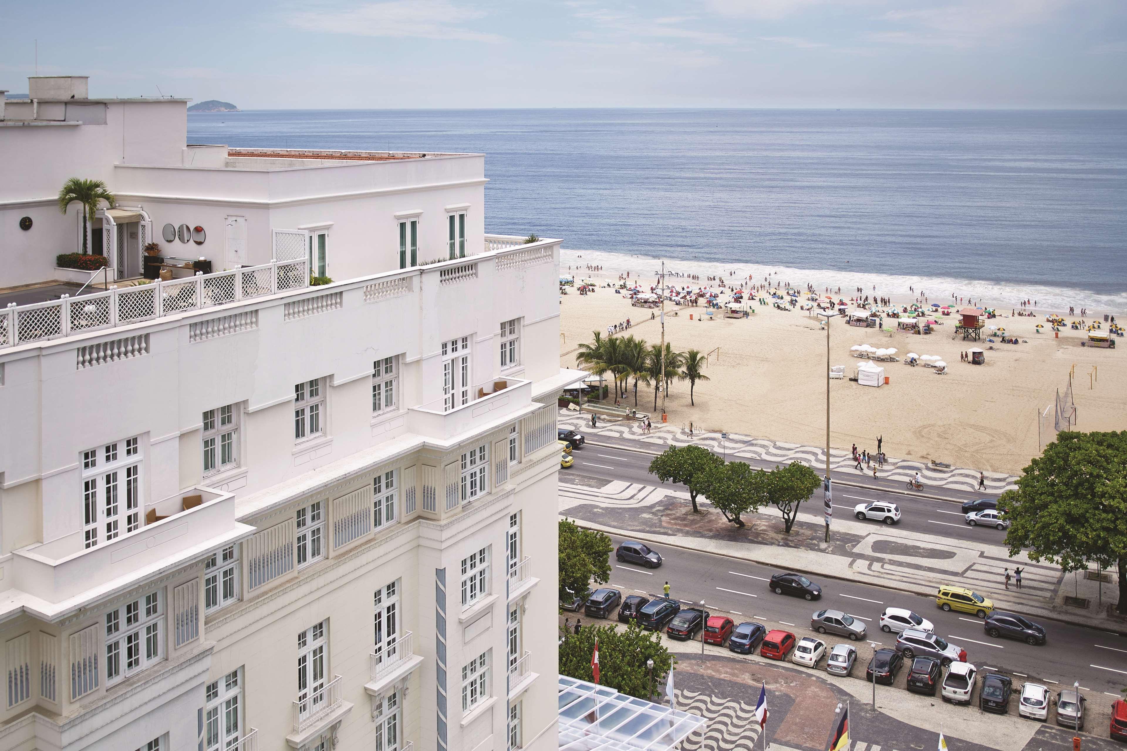 Copacabana Palace, A Belmond Hotel, Ріо-де-Жанейро Екстер'єр фото The hotel and the beach